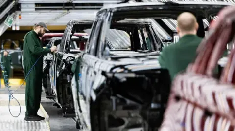 Jaguar Land Rover Vendor Network Staff Allegedly Instructed to Register for Universal Credit, Union Claims